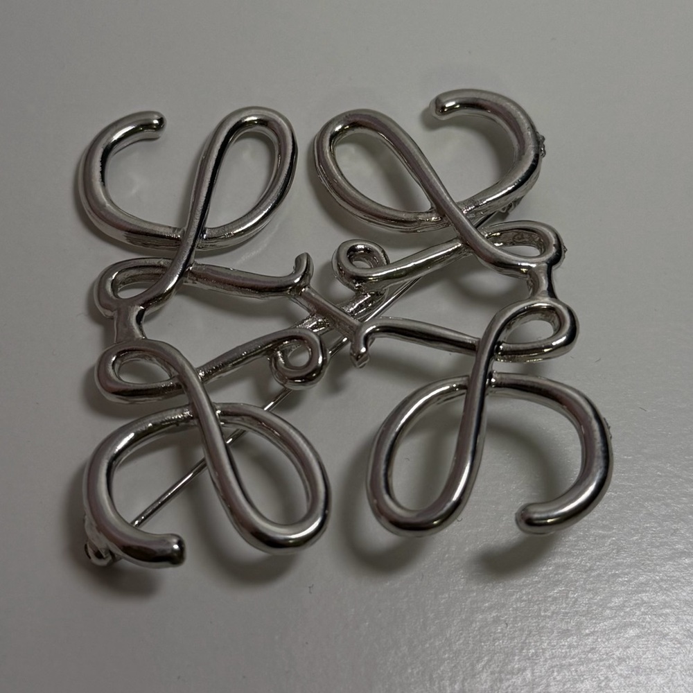 Silver Brooch with Elegant Design - Picture 2 of 4